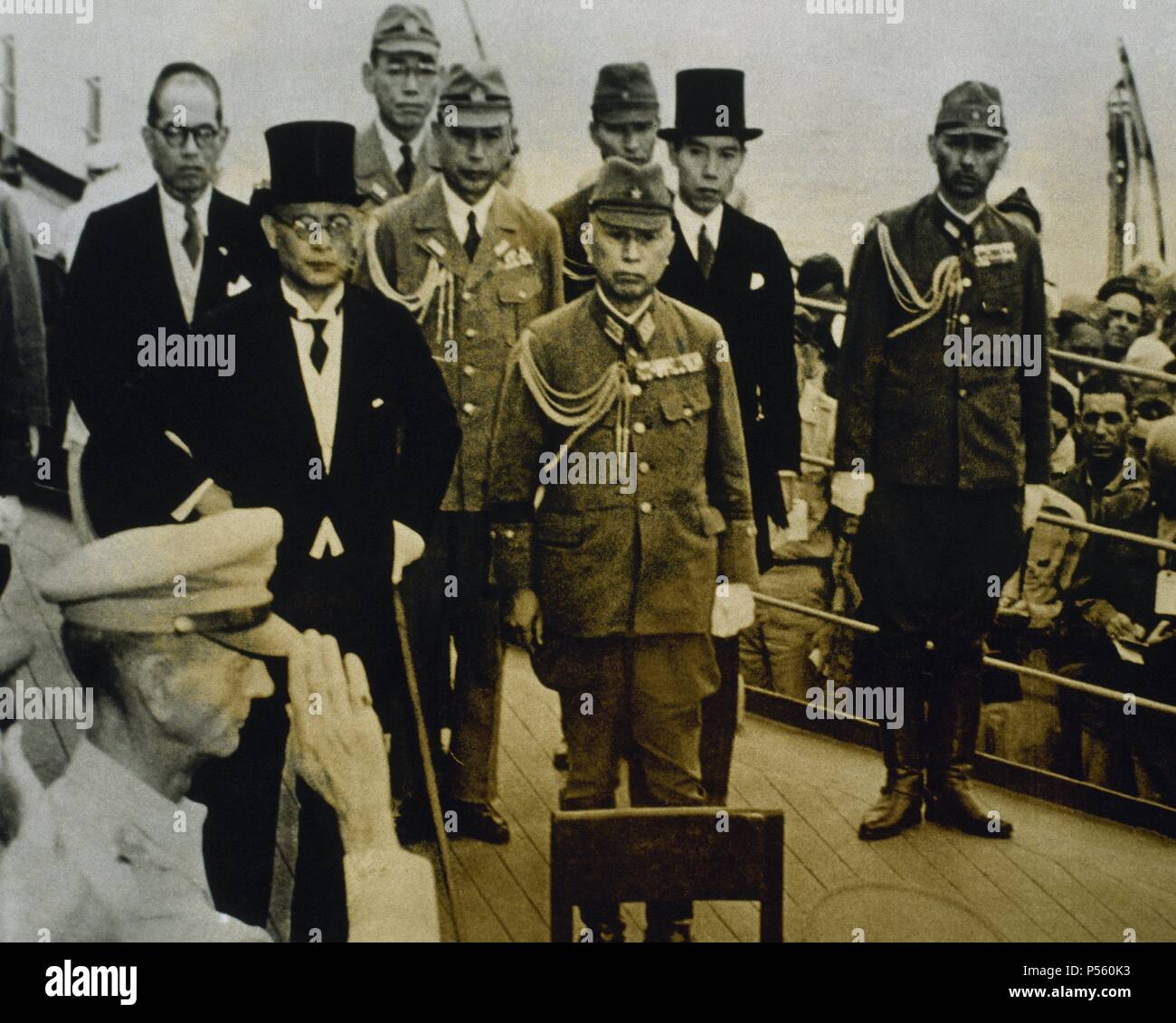 La SEGUNDA GUERRA MUNDIAL. GUERRA DEL PACÍFICO. Delegación japonesa  encabezada por Mamoru SHIGEMITSU (1887-1957), a bordo del Missouri para  firmar la capitulación de Japón el 2 de septiembre de 1945, finalizando la