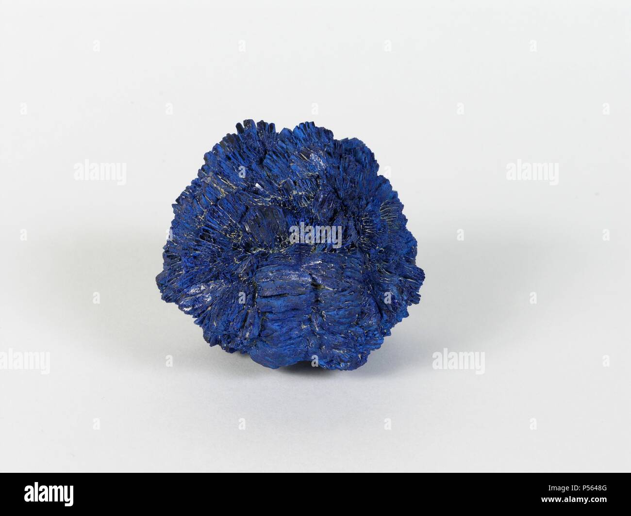 AZURITA. Carbonato básico de cobre de bello color azul, cristalizado en el sistema monoclínico. Se encuentra en los yacimientos cupríferos. Puede utilizarse como colorante. Foto de stock