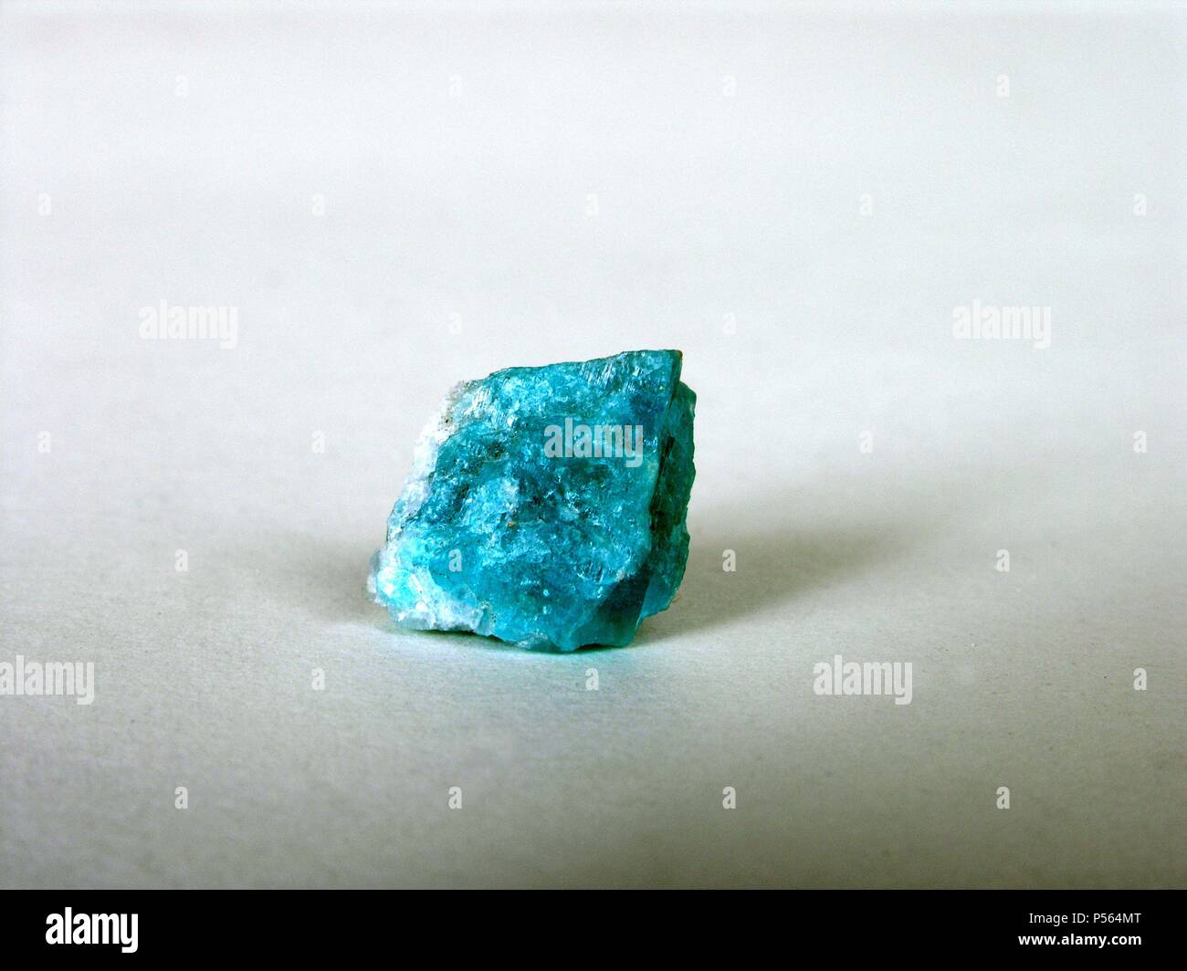 AZURITA. Carbonato básico de cobre de bello color azul, cristalizado en el sistema monoclínico. Se encuentra en los yacimientos cupríferos. Puede utilizarse como colorante. Foto de stock