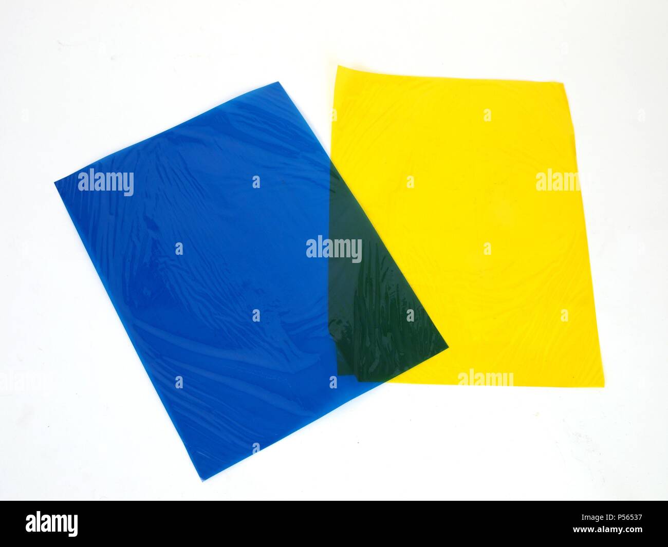 PAPEL CELOFAN de color azul y amarillo Fotografía de stock - Alamy