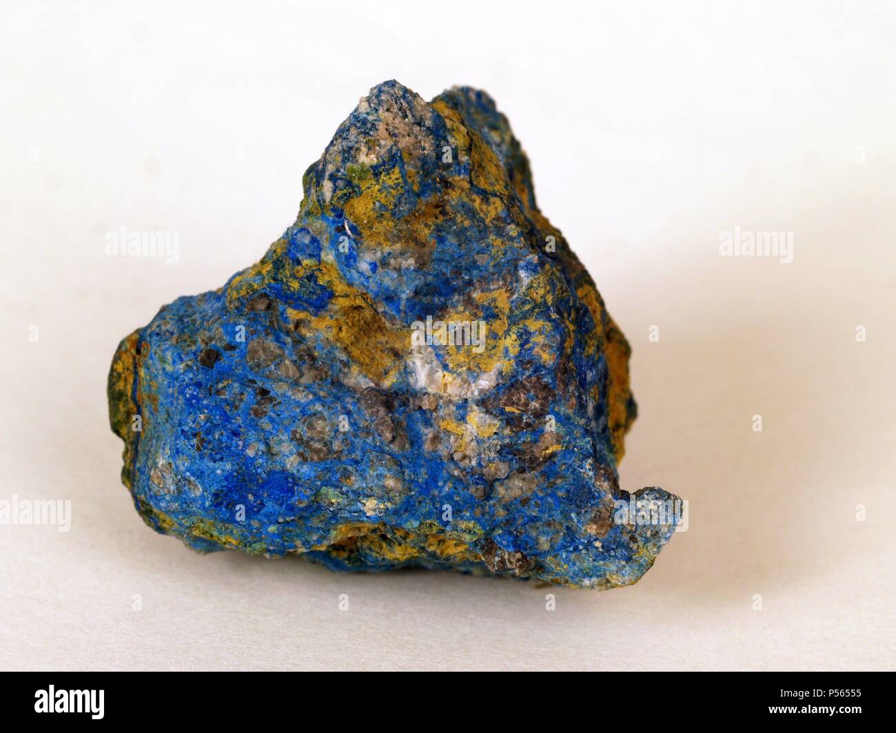 AZURITA. Carbonato básico de cobre de bello color azul, cristalizado en el sistema monoclínico. Se encuentra en los yacimientos cupríferos. Puede utilizarse como colorante. Foto de stock