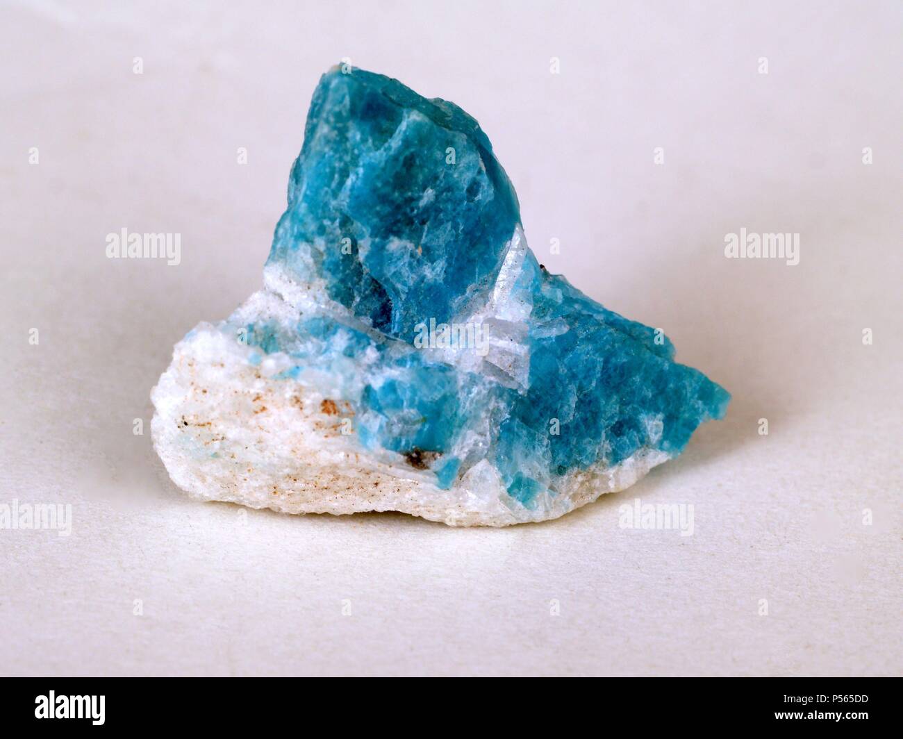 AZURITA. Carbonato básico de cobre de bello color azul, cristalizado en el sistema monoclínico. Se encuentra en los yacimientos cupríferos. Puede utilizarse como colorante. Foto de stock