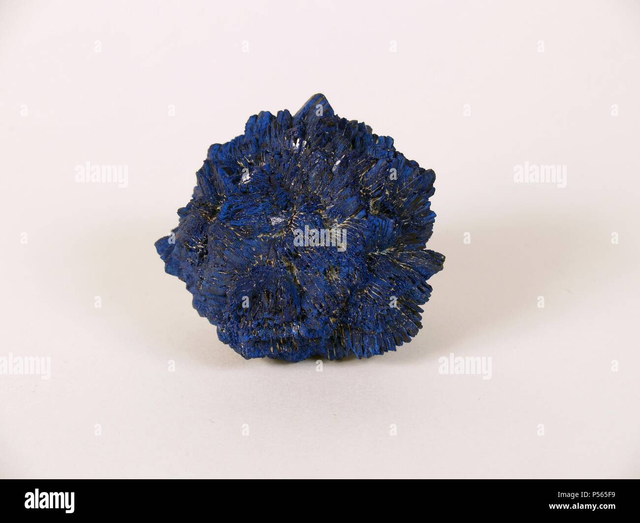 AZURITA. Carbonato básico de cobre de bello color azul, cristalizado en el sistema monoclínico. Se encuentra en los yacimientos cupríferos. Foto de stock