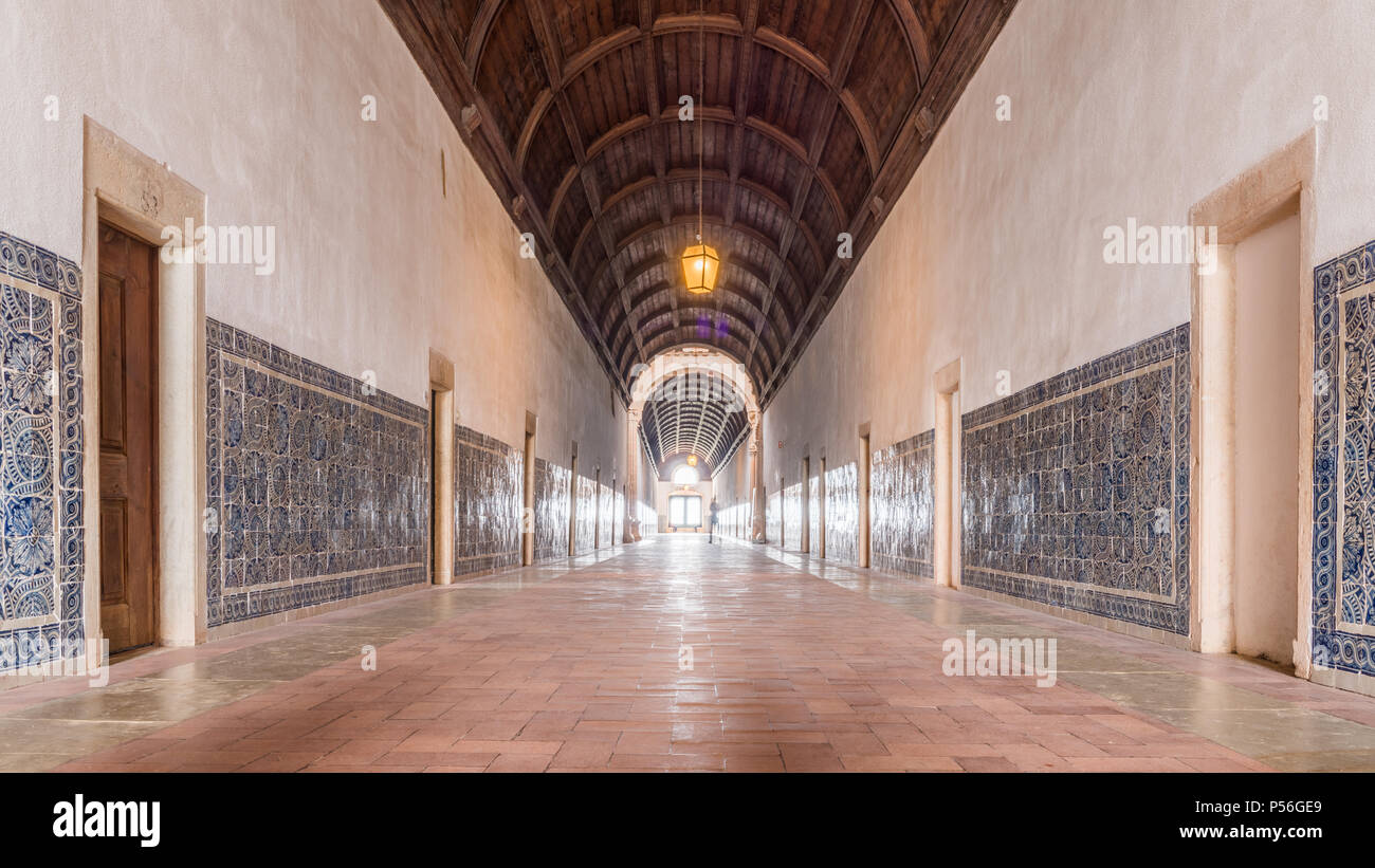 Tomar, Portugal - Junio 10, 2018: dormitorios salón a 12th-century Convento de tomar en estilo manuelino - Tomar, Portugal - Patrimonio Mundial de la UNESCO Foto de stock