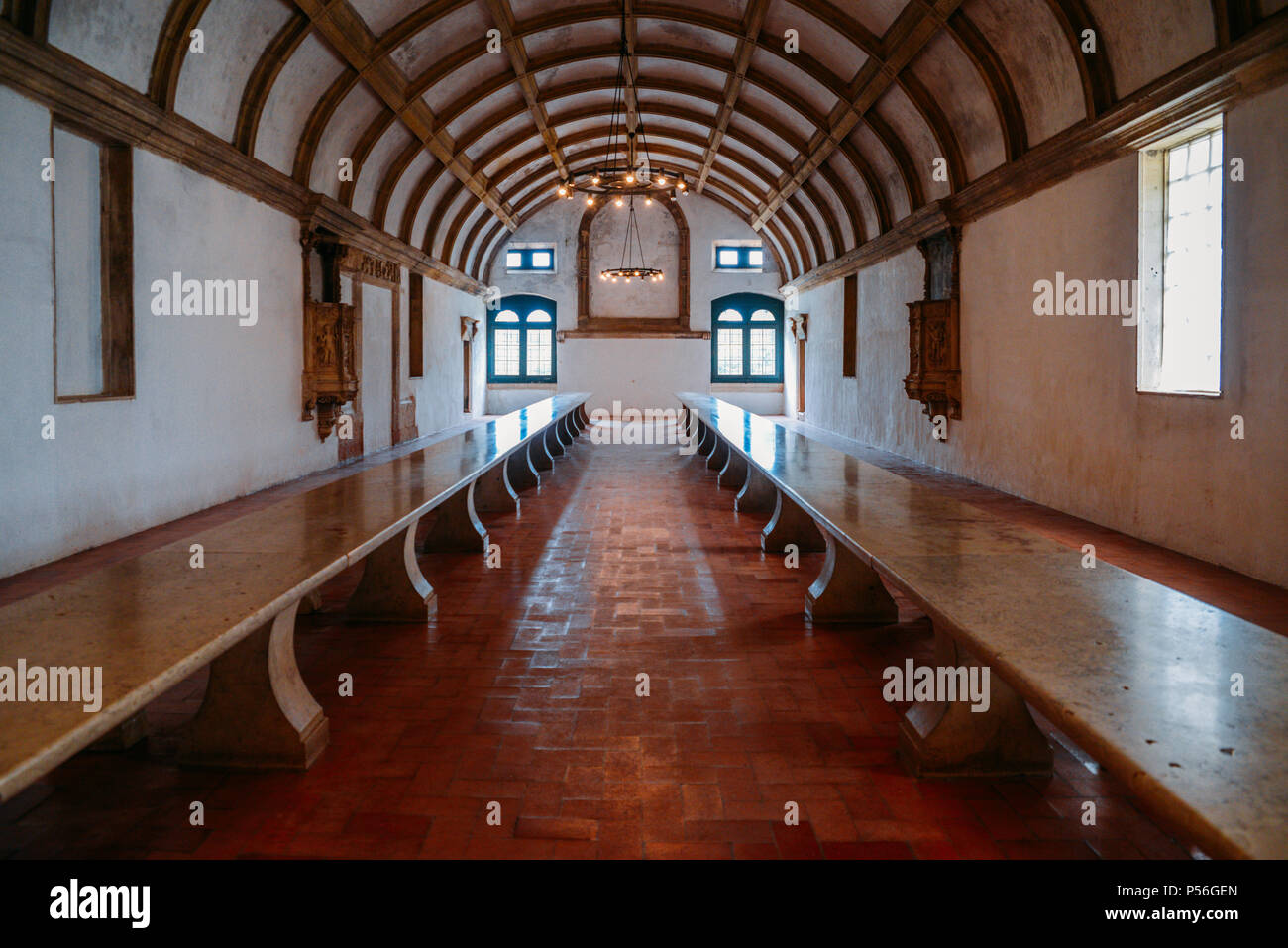 Tomar, Portugal - Junio 10, 2018: salón comedor de 12th-century Convento de tomar en estilo manuelino, Tomar, Portugal - Patrimonio Mundial de la UNESCO Ref: 265 Foto de stock