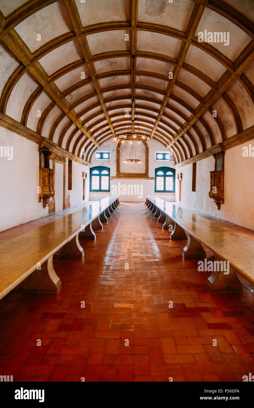 Tomar, Portugal - Junio 10, 2018: salón comedor de 12th-century Convento de tomar en estilo manuelino, Tomar, Portugal - Patrimonio Mundial de la UNESCO Ref: 265 Foto de stock