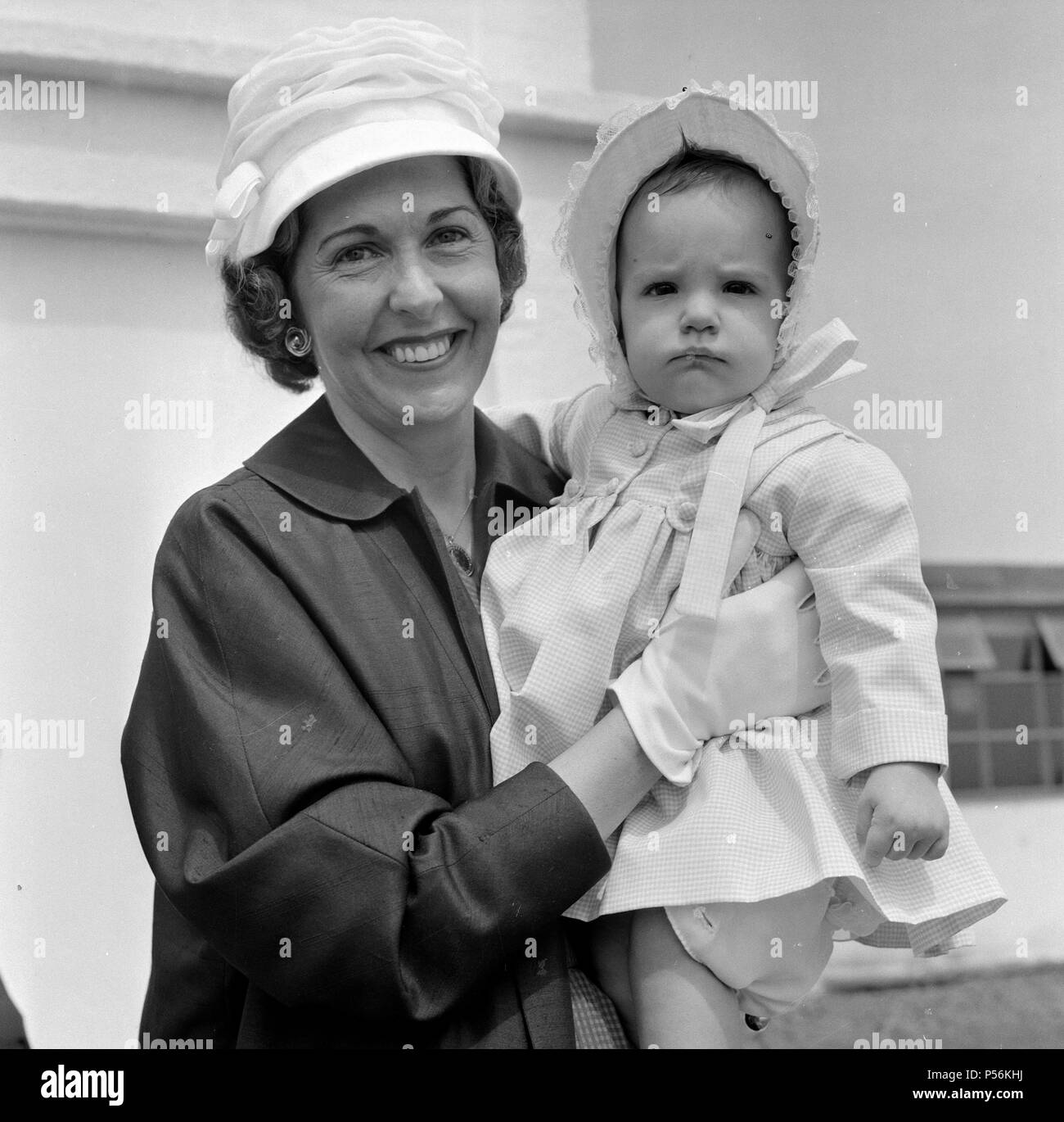 Barbara Riese, (esposa del jugador de tenis Fred Perry) fotografiado junto  a su hija Penny, que tiene 8 meses de edad como fue tomada esta foto. Foto  están llegando al aeropuerto de