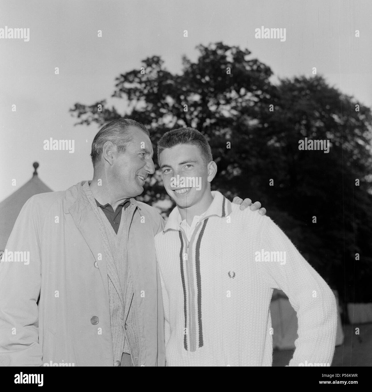 Fred Perry (izquierda), el ex campeón de Wimbledon hablando con Stan Matthews quien es Junior Junior campeón británico durante un torneo de tenis en Didsbury, Manchester Foto tomada el 7 de junio de 1961 Foto de stock