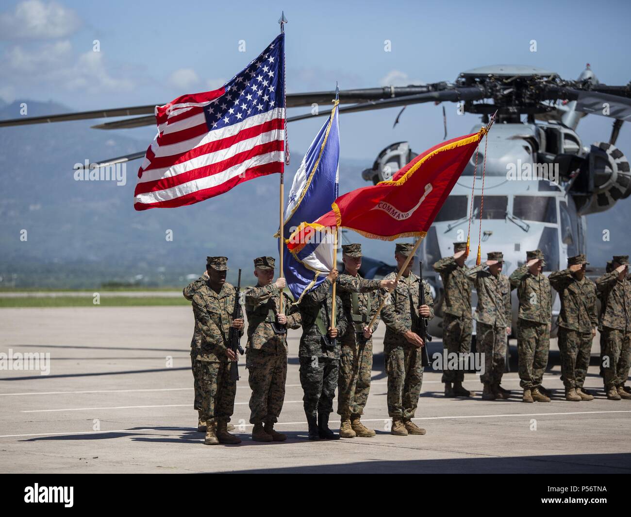 Una multinacional colour guard compuesto por infantes de marina con un fin especial Marine Air-Ground Task Force, el Comando Sur y un soldado del ejército hondureño presentan colores durante una ceremonia de apertura en la Base Aérea Soto Cano, Honduras, para marcar el comienzo del despliegue SPMAGTF-SC para América Latina y el Caribe, 11 de junio de 2018, 11 de junio de 2018. Los infantes de Marina y marineros de SPMAGTF-SC llevará a cabo la cooperación en materia de seguridad de proyectos de ingeniería y capacitación junto con la nación socia fuerzas militares en América Central y América del Sur durante su implementación. La unidad también está en espera para proporcionar asistencia humanitaria un Foto de stock