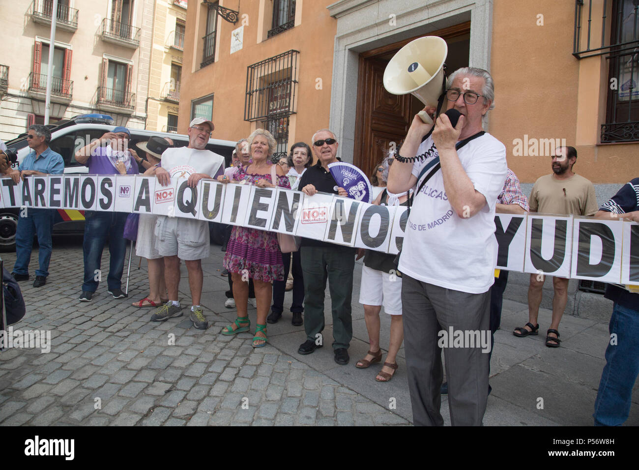 Los Manifestantes Visto Gritando Consignas Durante La Manifestacion Los Pensionistas De Madrid Tomar La Calle En Una Protesta Para Exigir La Pension Estatal Que Aumentar Para Mantener La Inflacion Y Garantizar El Los Manifestantes Visto Gritando Consignas Durante La Manifestacion Los Pensionistas De Madrid Tomar La Calle En Una Protesta Para Exigir La Pension Estatal Que Aumentar Para Mantener La Inflacion Y Garantizar El