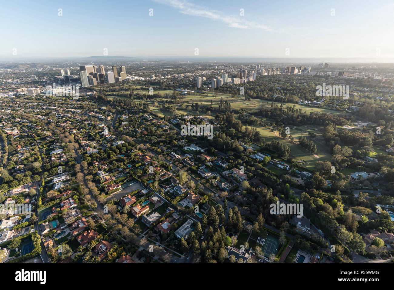 Vista aérea de Beverly Hills calles residenciales con Century City y Westwood Skyline en segundo plano en Los Ángeles, California. Foto de stock