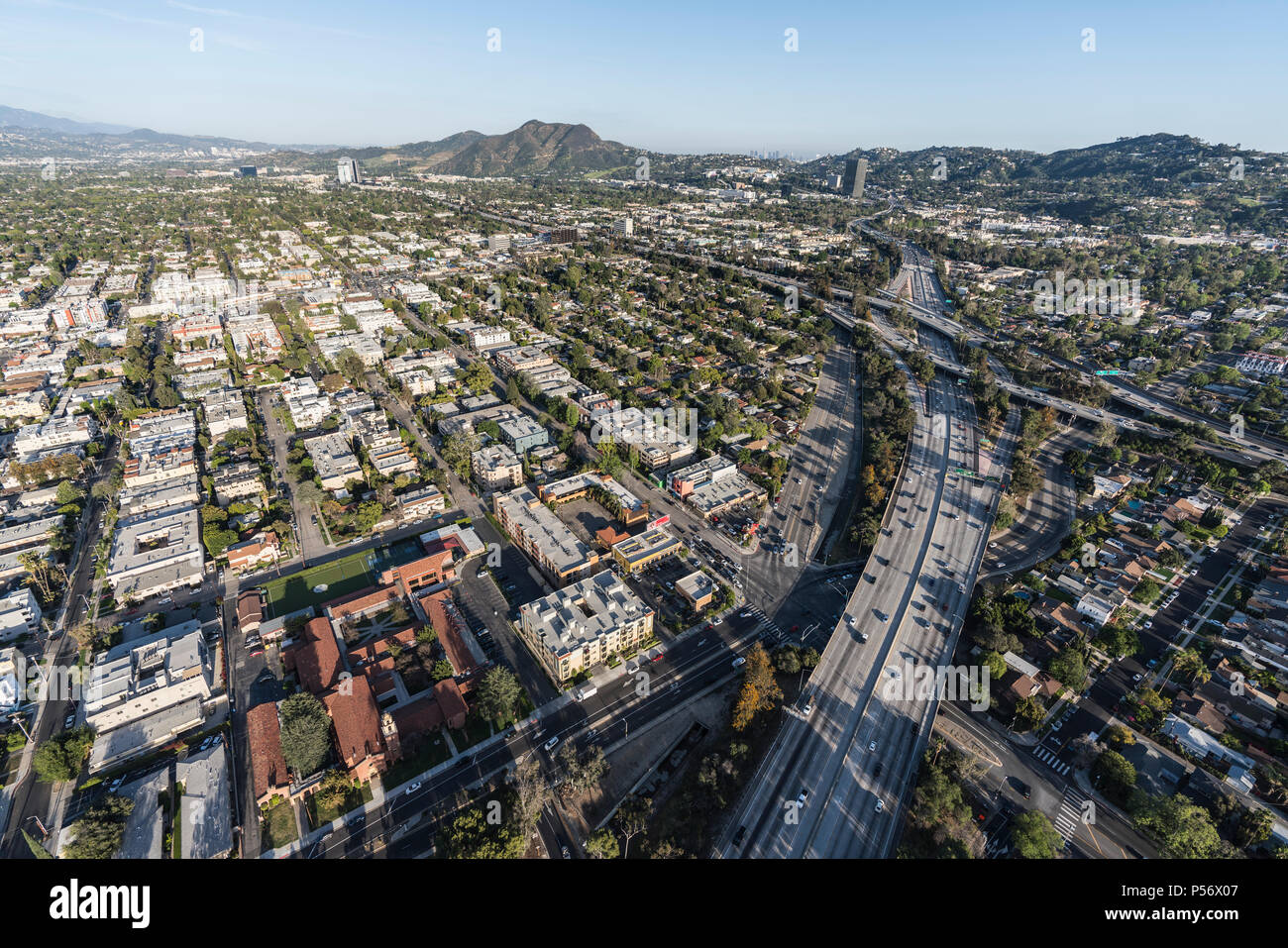 North Hollywood, California, USA - 18 de abril de 2018: Vista aérea hacia el 101, 134 y 170 Freeway interchange en el Valle de San Fernando, de lo Foto de stock