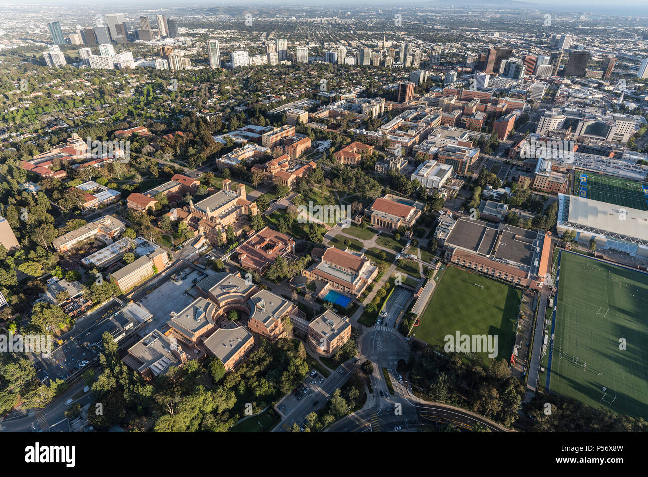 Los Angeles, California, EE.UU. - 18 de abril de 2018: Antena descripción de UCLA campus con Century City y Westwood en segundo plano. Foto de stock