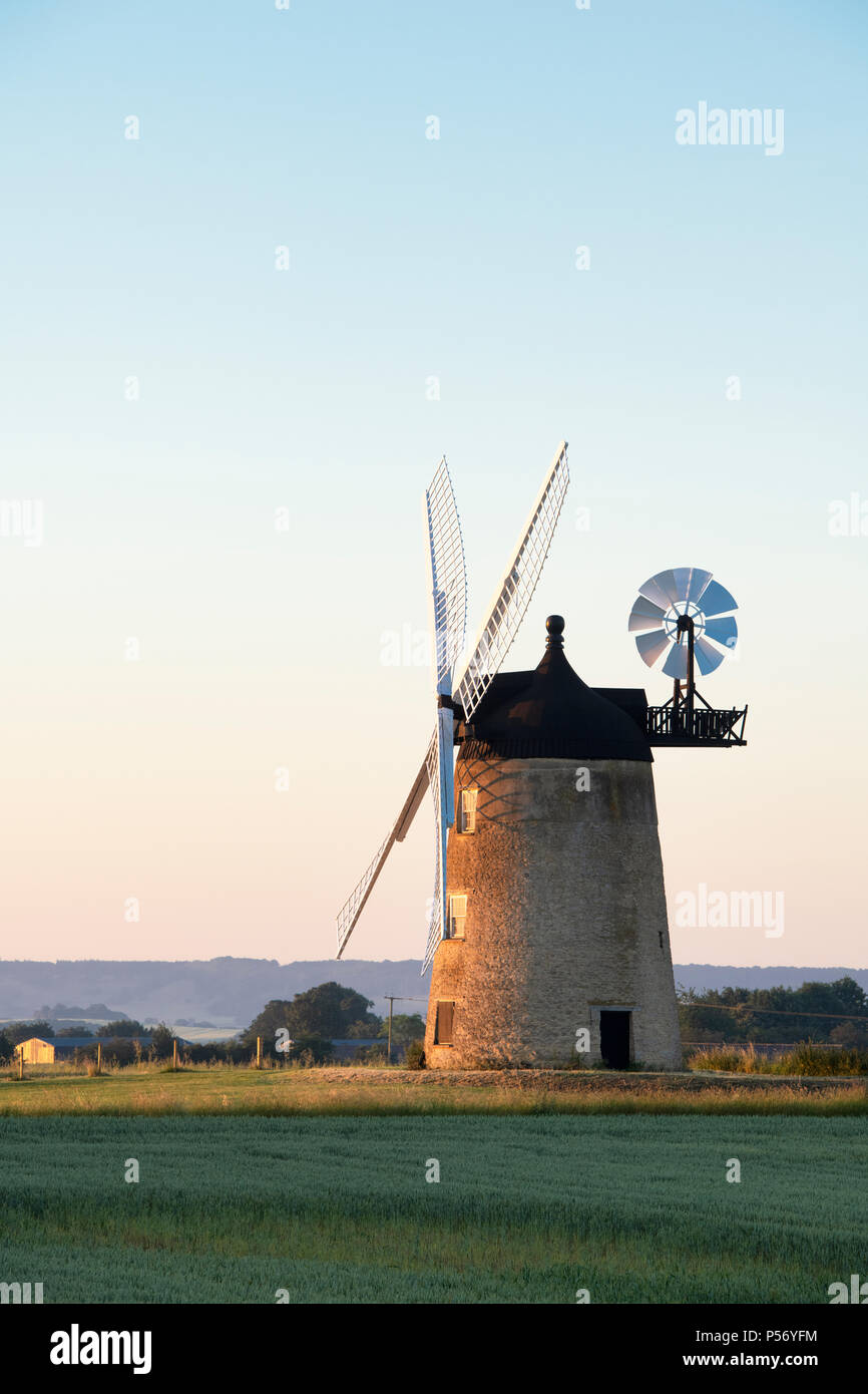 Milton Molino común. El molino de viento al amanecer, cerca de la aldea de gran Haseley, South Oxfordshire, Inglaterra Foto de stock