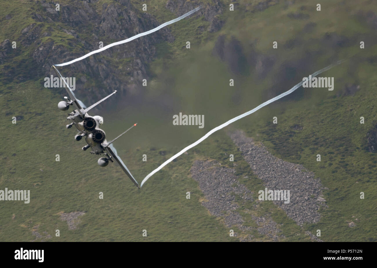 F-15E Strike Eagle de la RAF Lakenheath 48ª Ala de caza, volando bajo nivel en la zona de bucle de mach de Gales (LFA7, baja volando area 7) cerca de Snowdonia Foto de stock