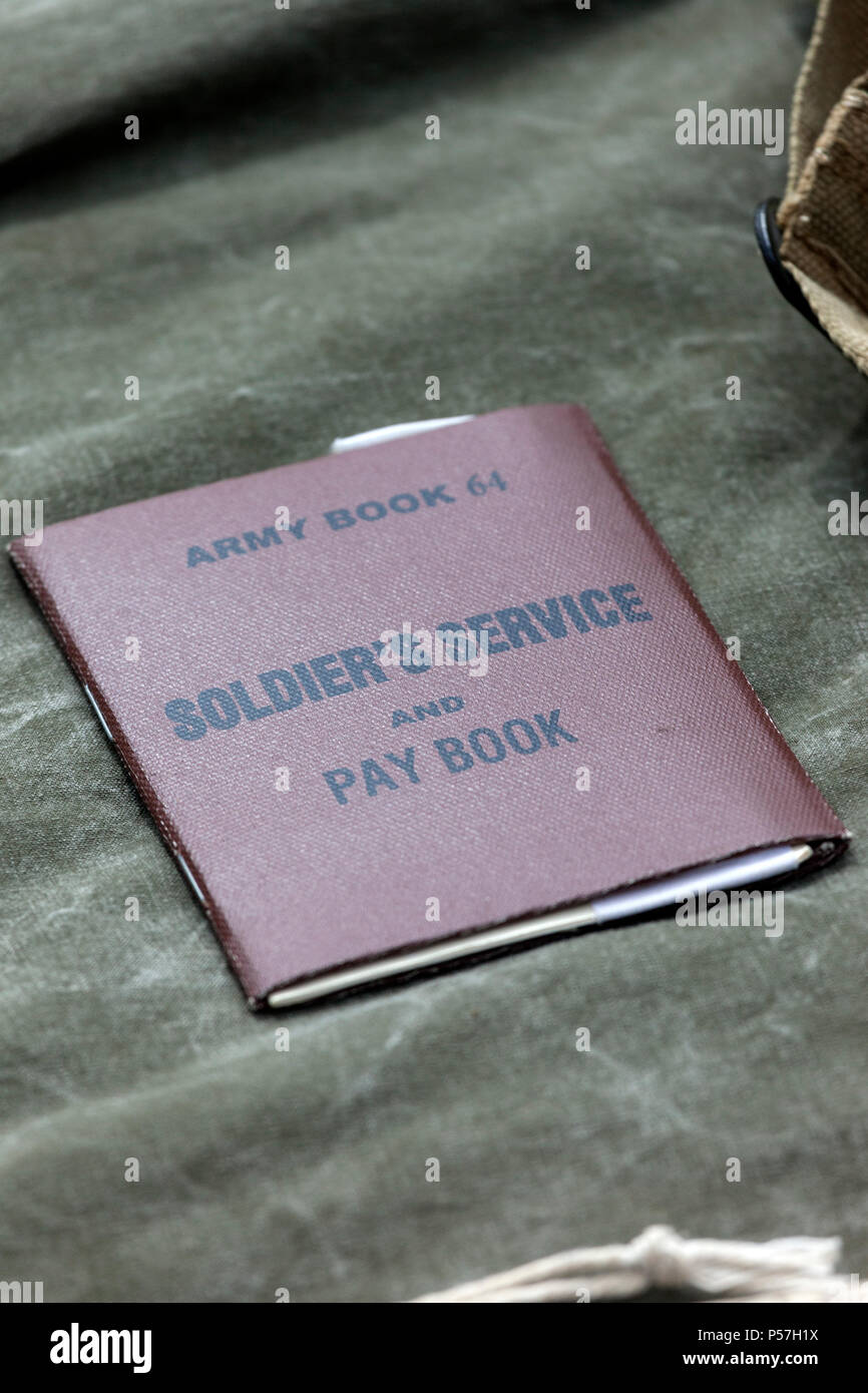 Segunda Guerra Mundial Soldados y pagar el servicio de libro, Inglaterra Foto de stock