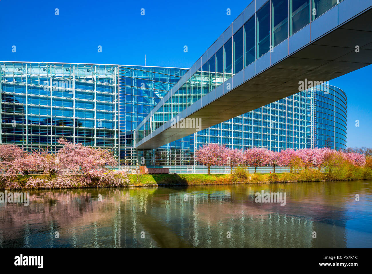 En Estrasburgo, el Parlamento Europeo, el edificio Louise Weiss, pasarela a través del río Ill, Alsacia, Francia, Europa, Foto de stock
