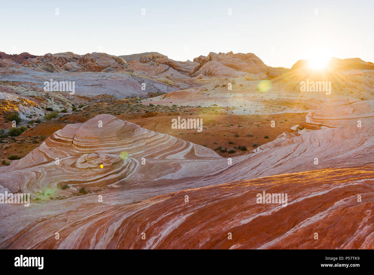 La ola de incendios, una de las muchas funciones creadas por dunas de arena petrificada crear el singular paisaje de el parque estatal Valle del Fuego en el sur de Nevada acerca de Foto de stock