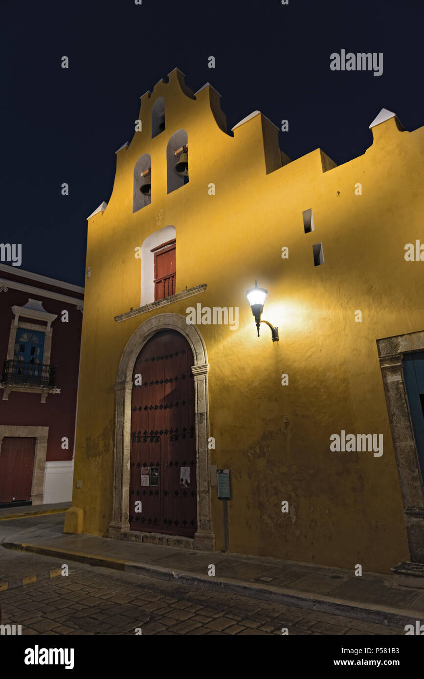 Iglesia amarilla ciudad de mexico fotografías e imágenes de alta resolución  - Alamy