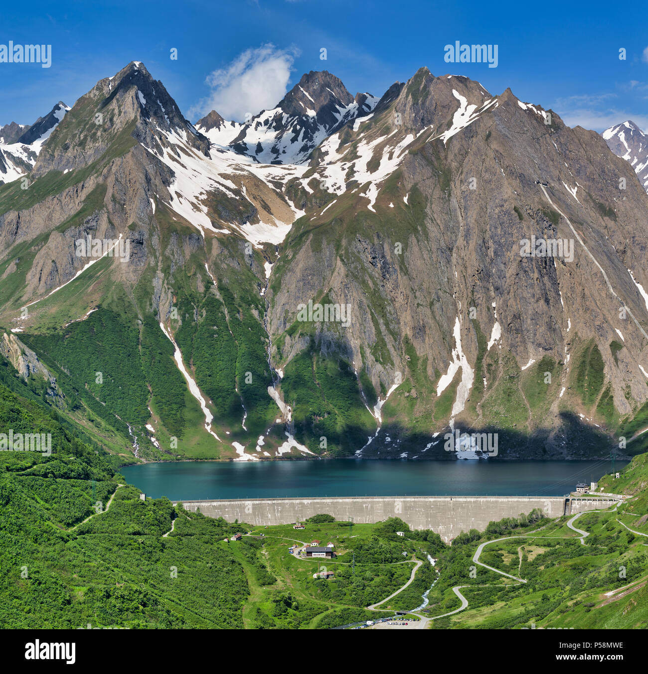 Embalse y lago de Morasco con gran montaña al fondo visto en un hermoso día de primavera, Riale - Formazza Valle, Piamonte, Italia Foto de stock