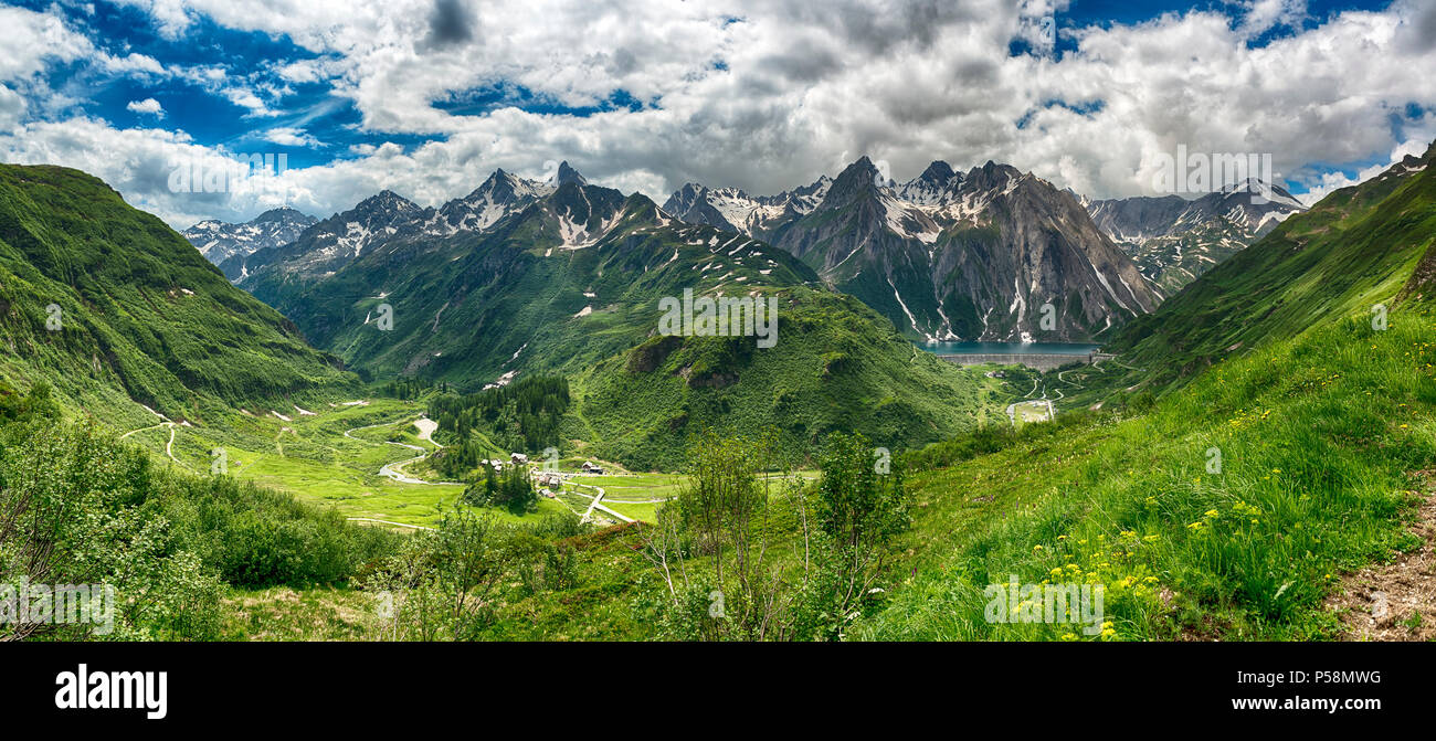 Gran panorama sobre el valle Formazza en temporada de primavera con el pueblecito de Riale y Lago de Morasco, Piamonte - Italia Foto de stock