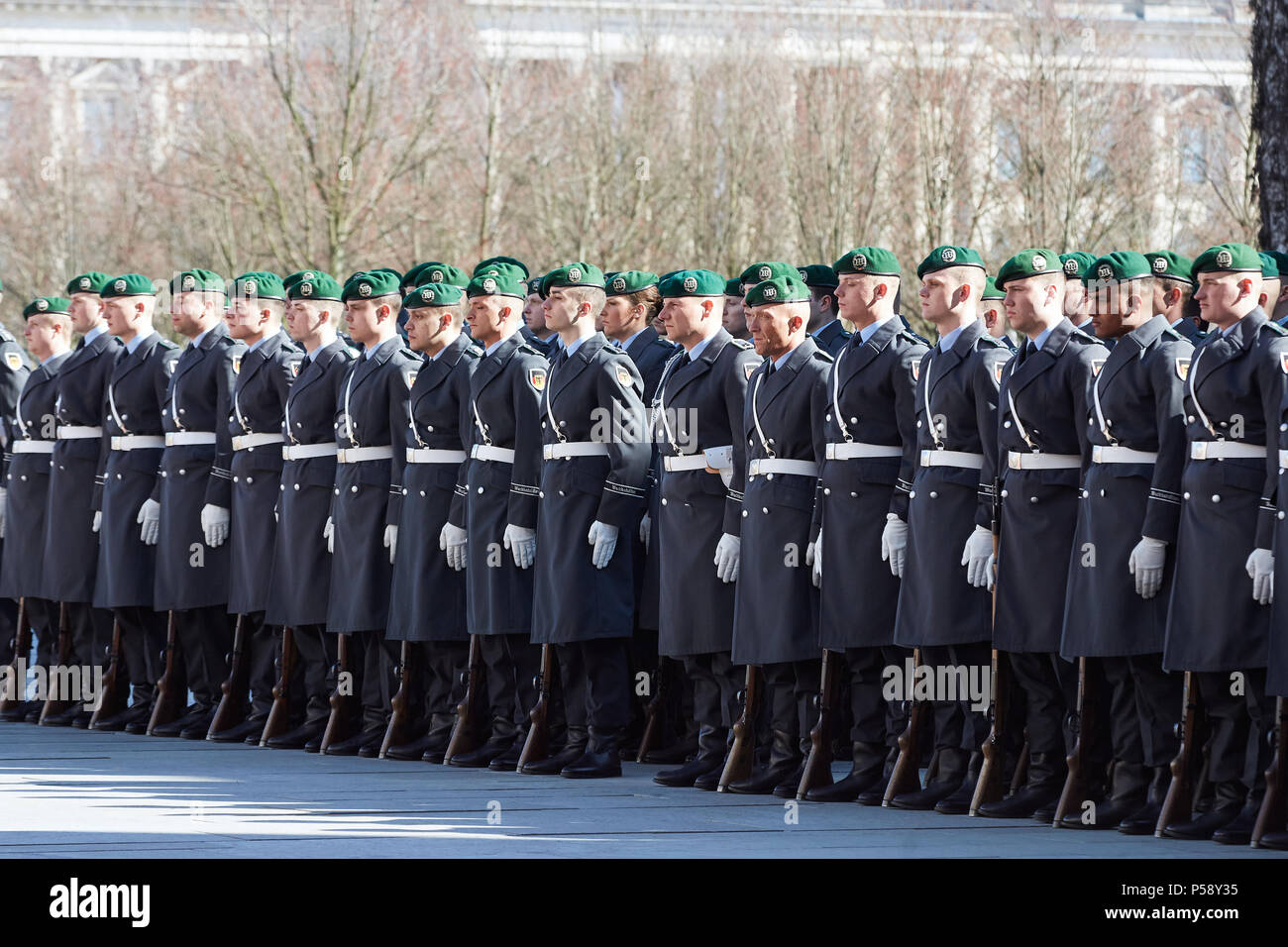 Berlín, Alemania - El batallón de la Guardia se encuentra en el patio de la Cancillería Federal, en ocasión de una visita de estado. Foto de stock
