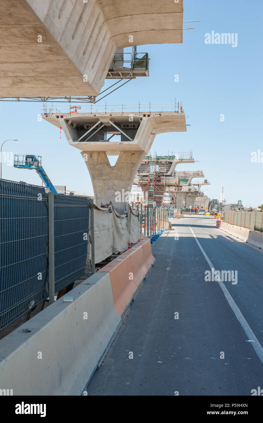 Carretera actualmente bajo construcción en varios niveles para aumentar el tráfico Foto de stock