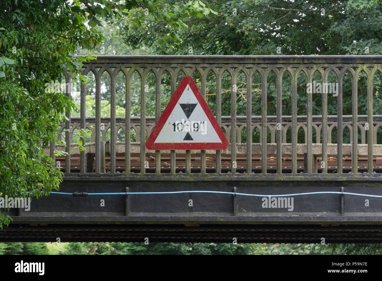 Signo de puente baja en Surrey, Reino Unido Foto de stock