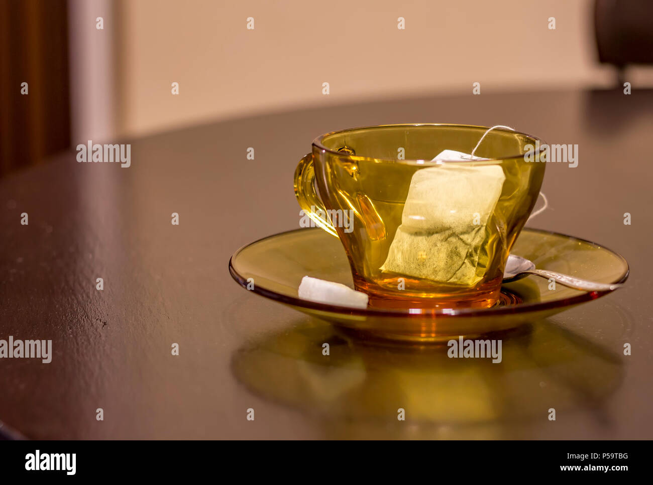 Taza vacía con bolsa de té, cuchara y azúcar en la tabla Fotografía de  stock - Alamy
