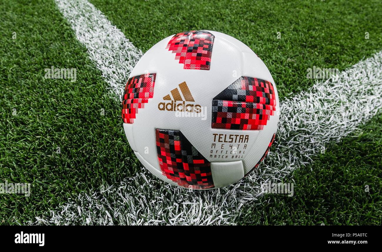 Folleto - 24 de junio de 2018: El balón "Telstar Mechta" puede ser visto en  el campo. La ronda de dieciséis verá la introducción de una nueva bola en  la Copa Mundial