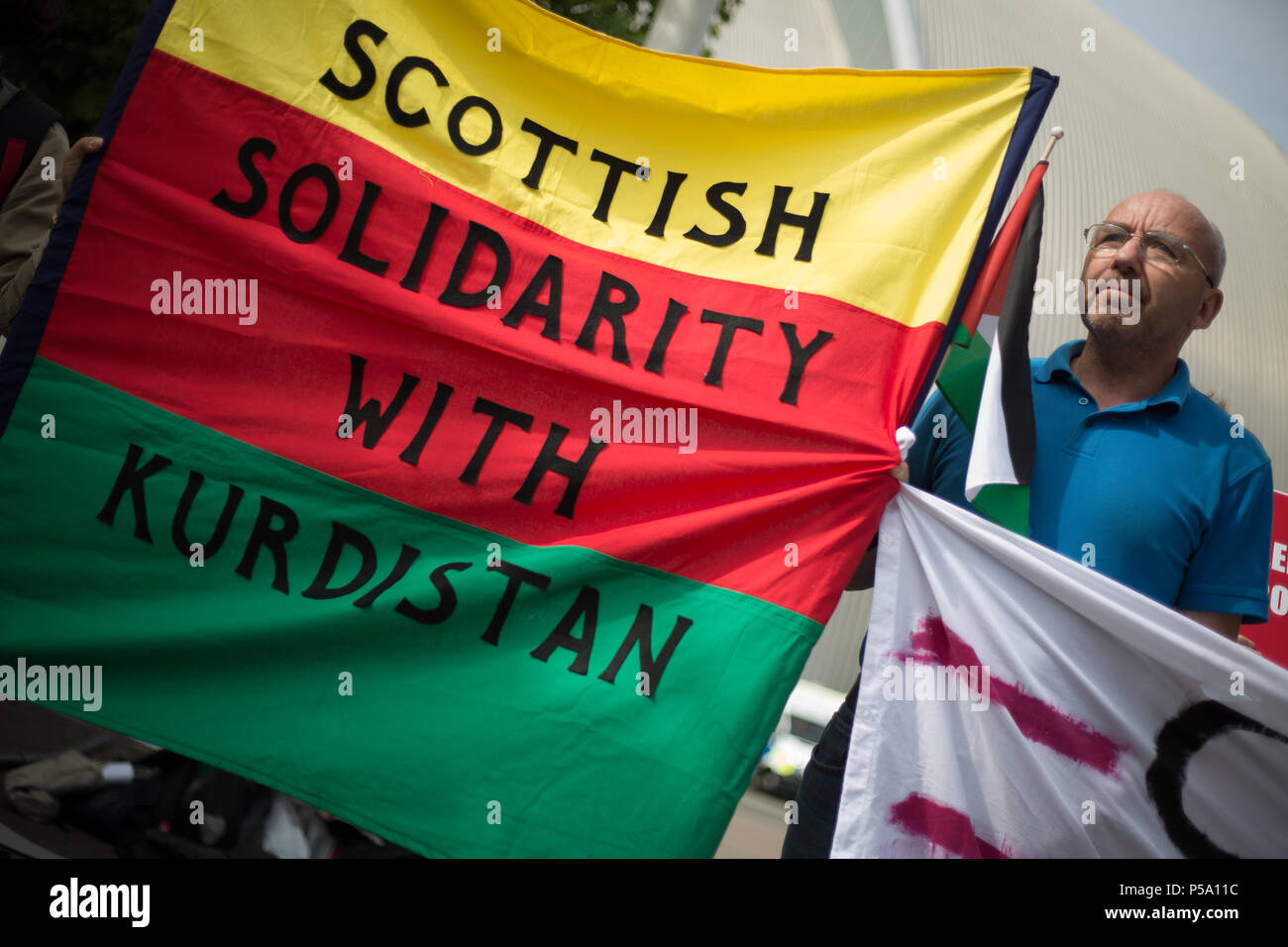Glasgow, Escocia, el 26 de junio de 2018. Glasgow contra la feria de armas demostración tiene lugar fuera de la conferencia de tecnología de defensa Submarina en el Scottish Exhibition Centre. La conferencia atrae a 1,1000 delegados de todo el mundo, y la feria de patrocinadores principales patrocinadores principales, BAE Systems y Babcock International, tiene vínculos con el sistema de misiles nucleares Trident. El Consejo de la ciudad de Glasgow ha recibido críticas por aparecer inicialmente para apoyar la feria de armas. Crédito de la imagen: Jeremy Sutton-Hibbert/ Alamy Live News. Foto de stock