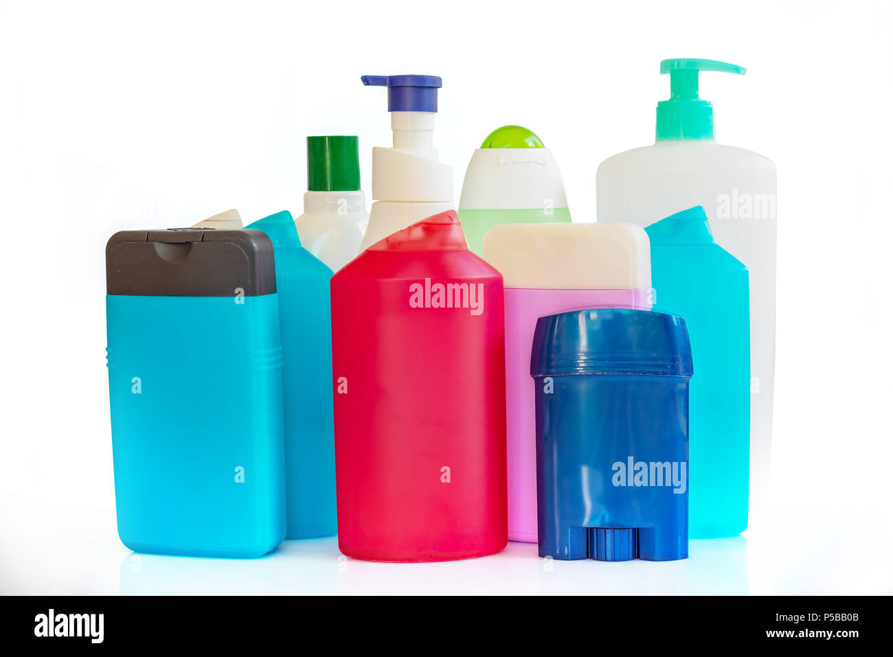 Colorida colección de botellas de plástico y envases de productos de higiene Foto de stock
