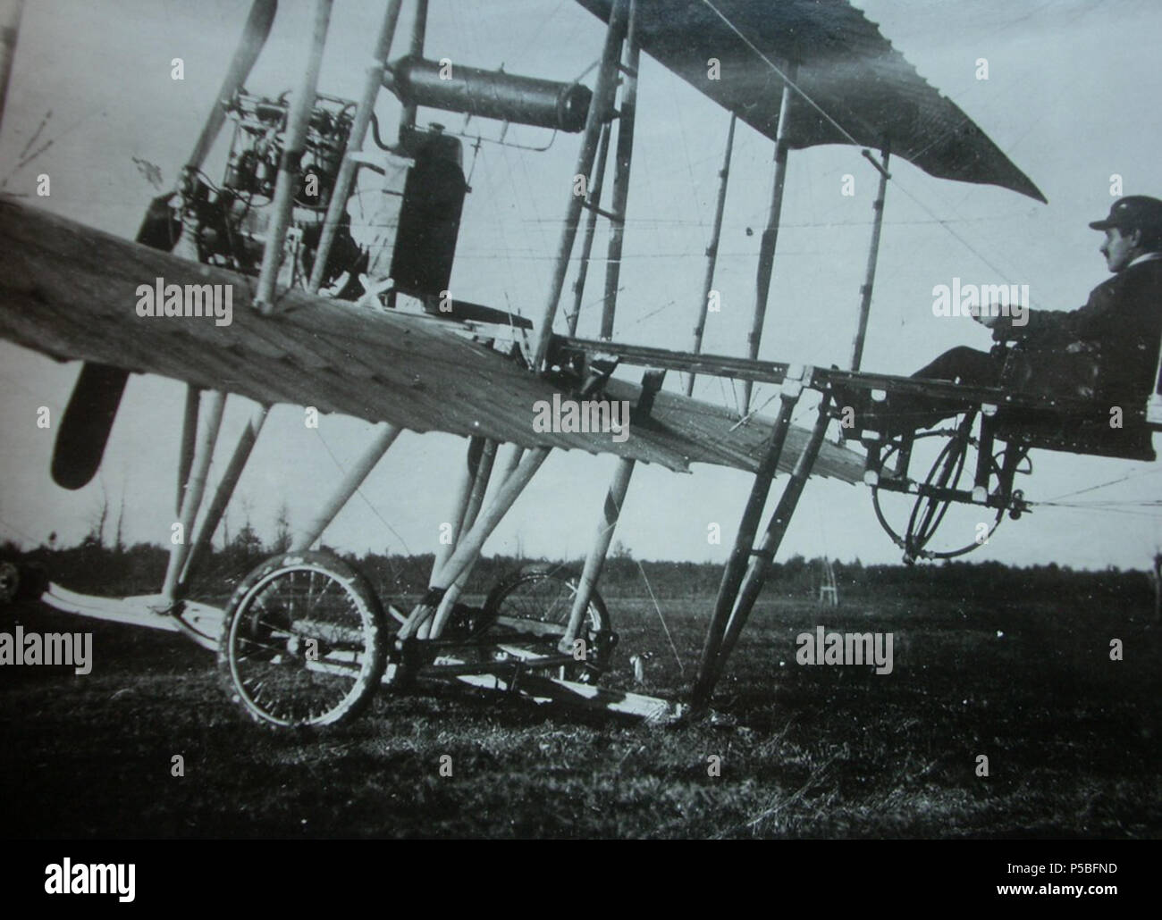 Italiano: Caproni, biplano, 1911 . Italiano: Collaudo di onu dei primi biplani modello 300 CV da parte di Gianni Caproni, 1911 (Archivio famiglia Caproni Roma) . 1911. N/A 269 Caproni, biplano, 1911 - san dl SAN IMG-00001381 Foto de stock