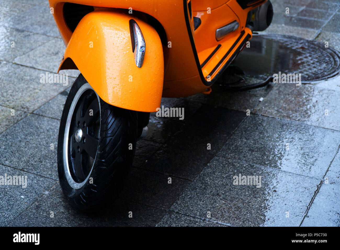 Estambul, Turquía - Diciembre 31, 2016: Detalles de una naranja húmedo Piaggio Vespa S en un día lluvioso en Estambul Kadikoy. Foto de stock