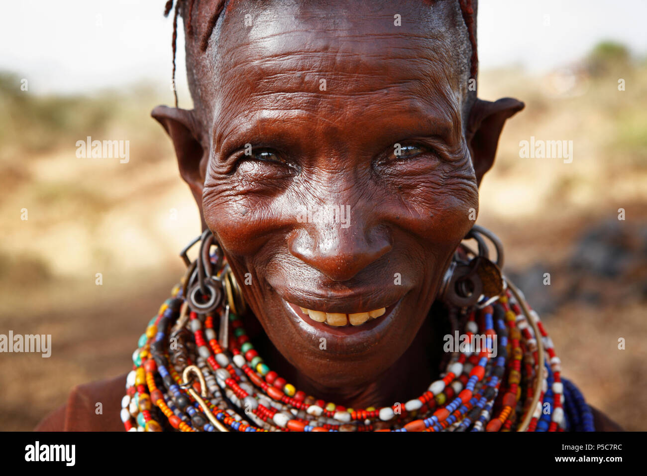 Berta, una mitad nómada tradicional decoración con cuello en estrecha proximidad a Isiolo. Durante años, el norte de Kenya ha sufrido particularmente de falta Foto de stock