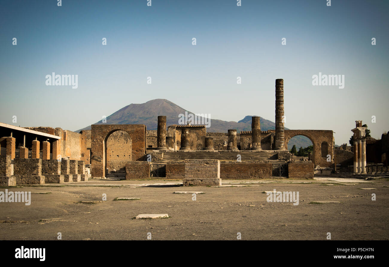 Una mañana soleada en el foro vacío de la antigua Pompeya, Italia a la sombra del Monte Vesubio Foto de stock
