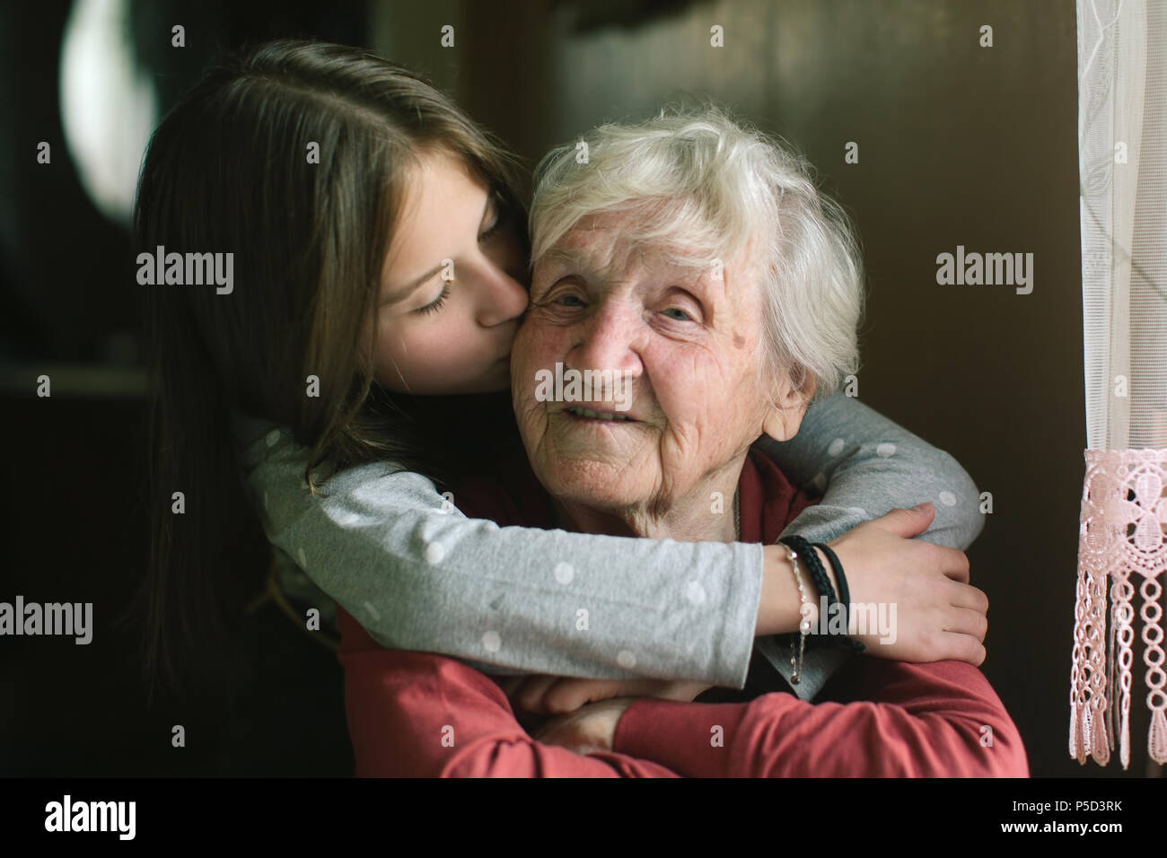 besando a la abuela