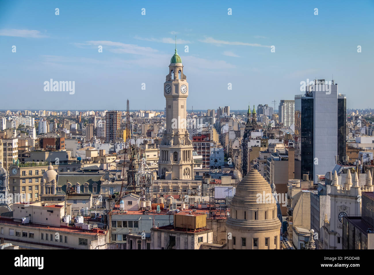 Torre de la Legislatura de la ciudad de Buenos Aires y el centro de la ciudad vista aérea - Buenos Aires, Argentina Foto de stock
