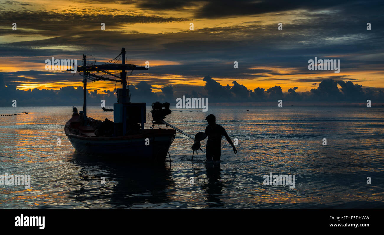 Pescador listo para trabajar en el alba. Foto de stock