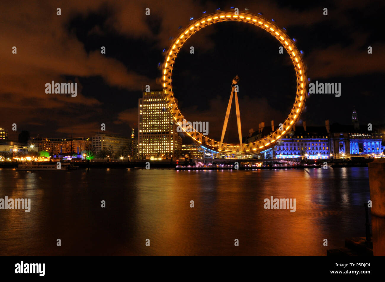 Un colorido disparo nocturno del London Eye Foto de stock
