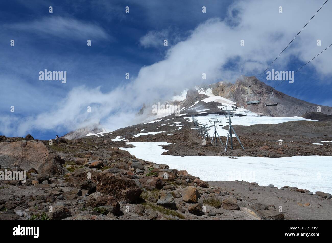 Mt. Hood en Oregon en agosto, con el telesilla que da acceso al campo de nieve proporcionando la temporada de esquí más extensa de los Estados Unidos Foto de stock