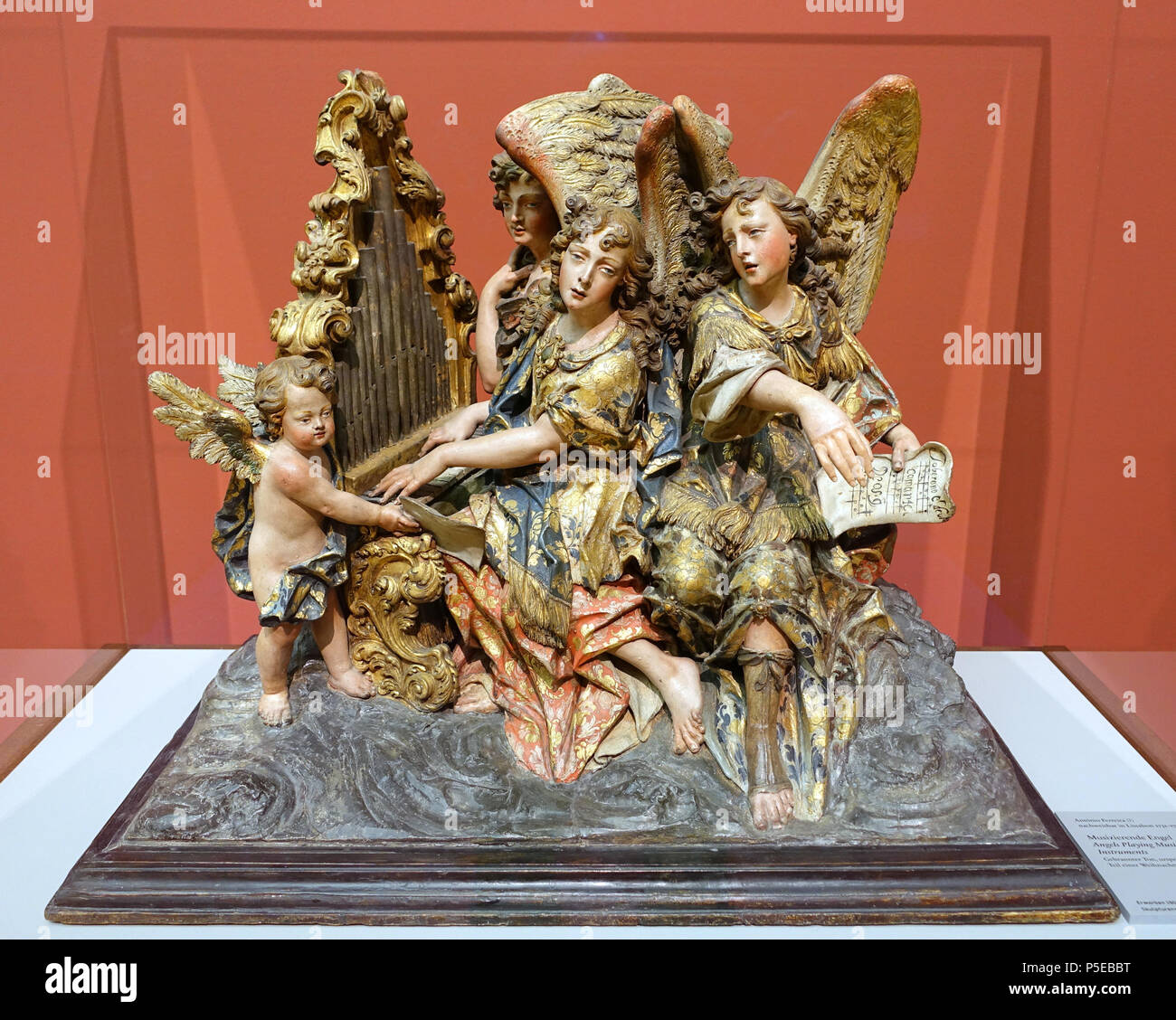 ángeles tocando instrumentos musicales fotografías e imágenes de alta  resolución - Alamy