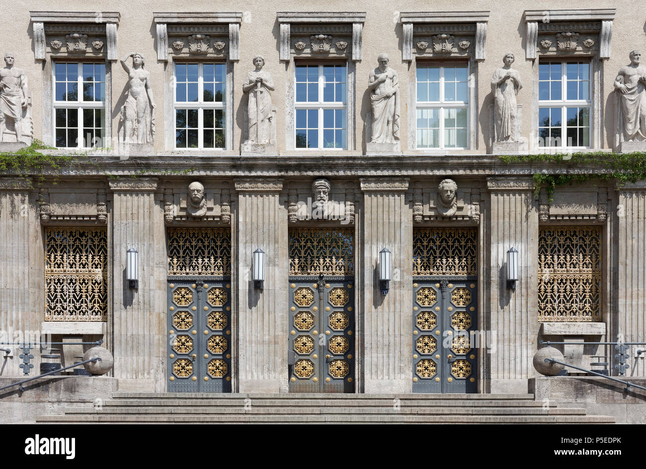 Portal con bustos de Bismarck, Gutenberg y Goethe, Biblioteca Nacional de Alemania, fundada en 1914, Leipzig, Sajonia, Alemania Foto de stock