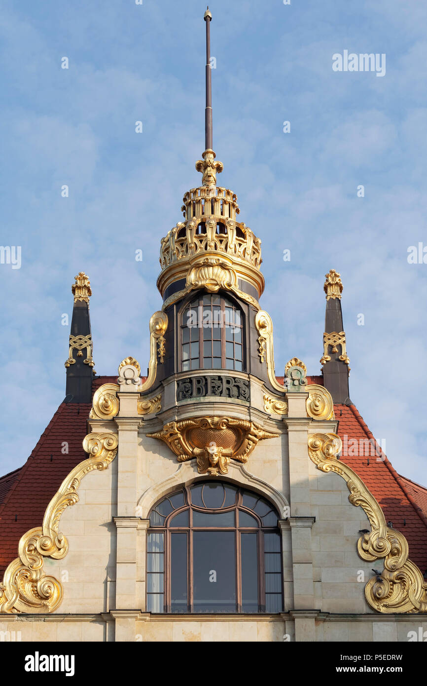 Turmerker con corona dorada, Art Nouveau, ex department store Ebert, Leipzig, Sajonia, Alemania Foto de stock