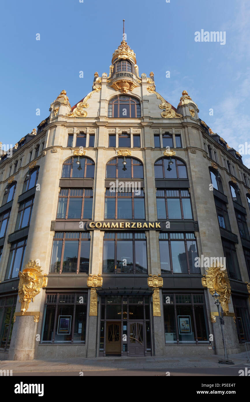 Esquina delantera con el Art Nouveau gable, ex department store Ebert, Leipzig, Sajonia, Alemania Foto de stock