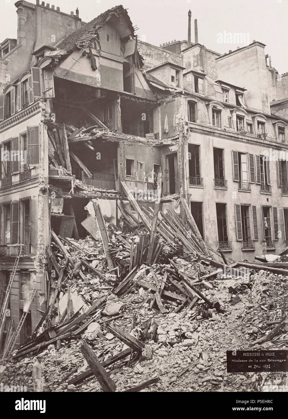 Como Se Dice Edificio En Inglés Inglés: Préfecture de Policía de la ciudad de París. Français : Ville de  Paris : préfecture de Police. Inglés: Affaire d'accidente: Vista de  edificios derrumbados mostrando montones de ladrillos, piedra, madera y