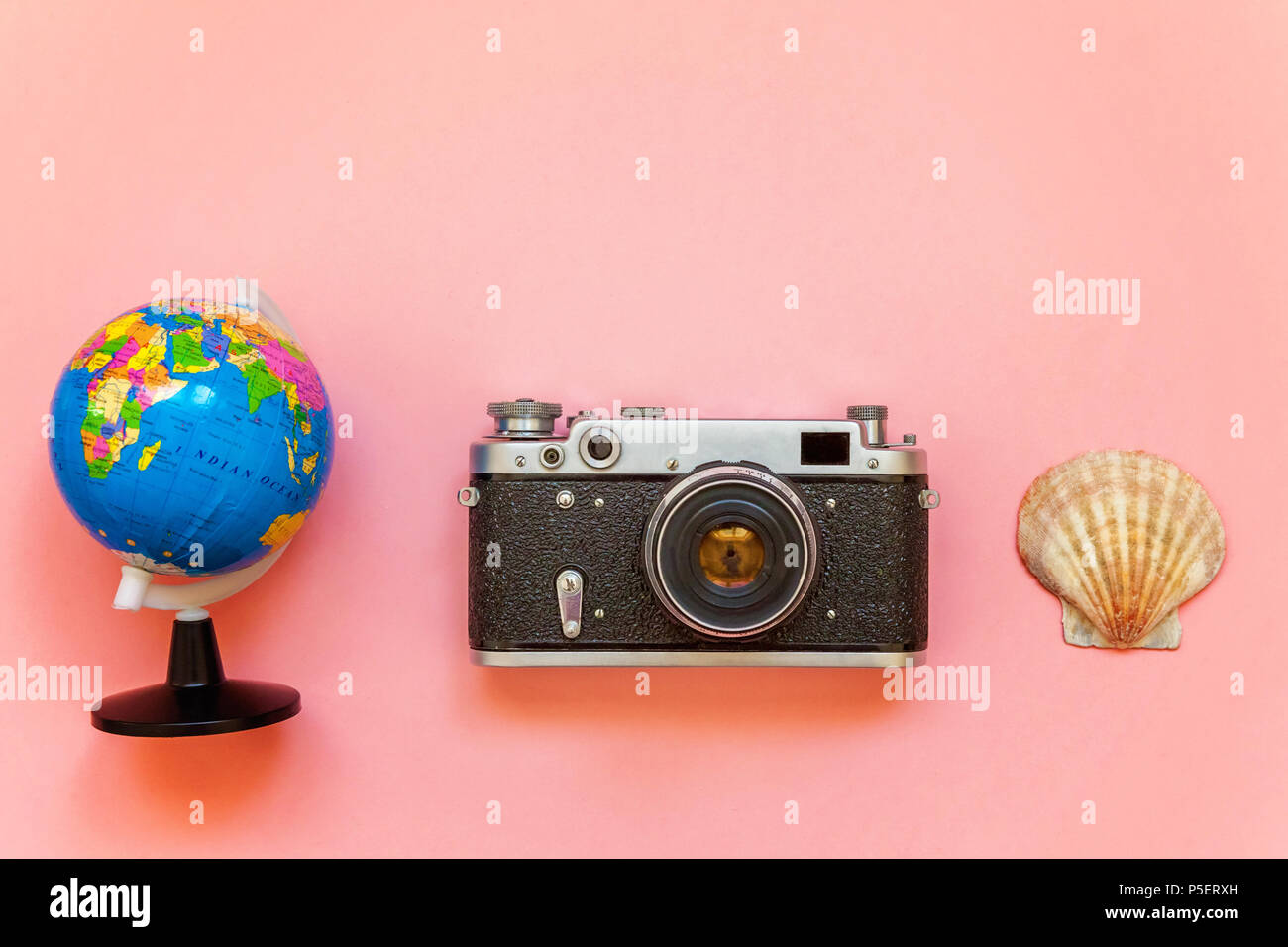 Plana con laicos vintage film cámara fotográfica, el globo y el shell en  rosa pastel colorido moderno fondo de moda. Vacaciones de Verano Mar de fin  de semana Fotografía de stock -