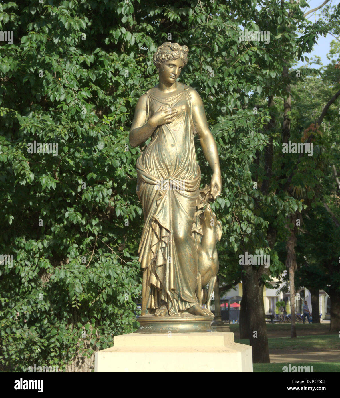 N/A. Español: una estatua de la diosa Victoria en la Plaza de la  Independencia, Tandil, Argentina English: Estatua de Dios Victoria, Plaza  Independencia, Tandil, Argentina . 23 de diciembre de 2015, 19:51:36.