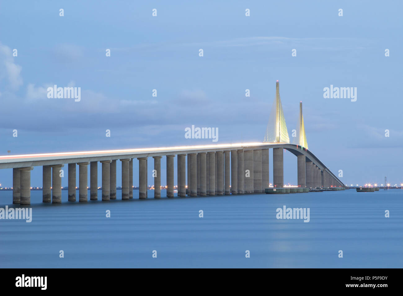 Die beleuchtete Sunshine Skyway Bridge mit Langzeitaufnahme en San Petersburgo, Florida, Estados Unidos. Foto de stock