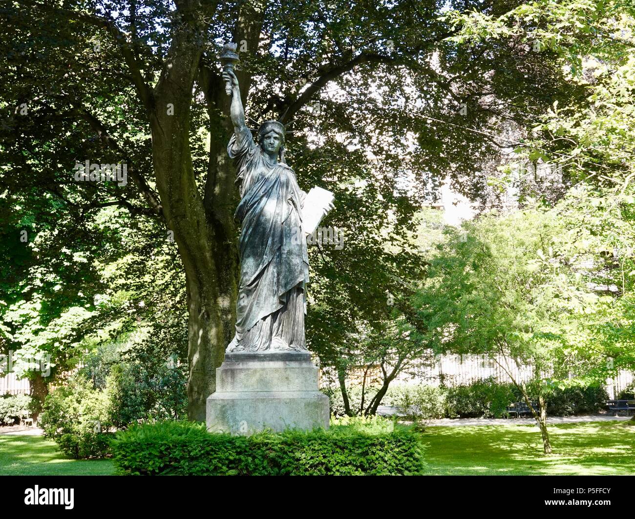 Replica De Uno De Los Modelos De Bartholdi La Estatua De La Libertad De Los Jardines De Luxemburgo Paris Francia Fotografia De Stock Alamy